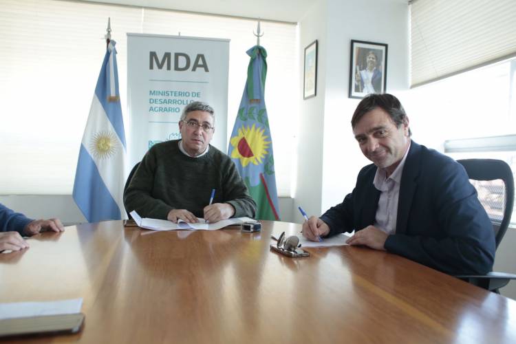 EL INTENDENTE FIRMÓ UN CONVENIO PARA SEGUIR MEJORANDO LOS CAMINOS RURALES 