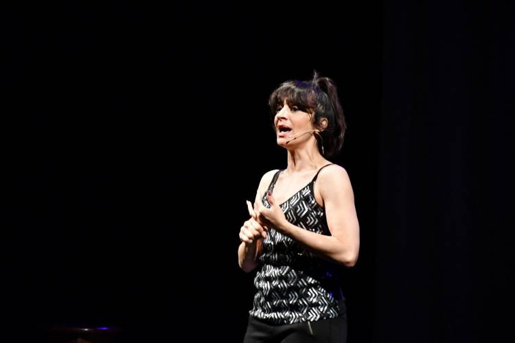 ANITA MARTÍNEZ BRILLO EN SU PRESENTACION DE LA OBRA HISTERIOTIPOS EN MAGDALENA