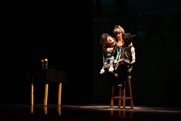 ANITA MARTÍNEZ BRILLO EN SU PRESENTACION DE LA OBRA HISTERIOTIPOS EN MAGDALENA